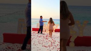Read more about the article She was overwhelmed with emotions after removing her blindfold #cancunproposal